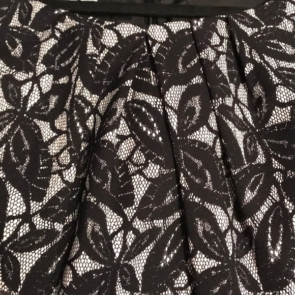 London’s Times Lace Dress - Picture 8 of 8